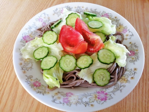 レタスとトマトときゅうりの冷やし蕎麦